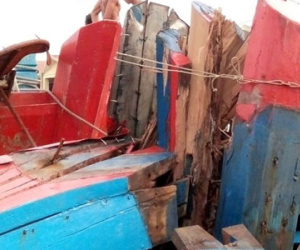 14 ngư dân hoảng loạn khi bị tàu lạ đâm