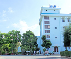 Bé sơ sinh bị gãy chân khi chào đời do bác sĩ đỡ đẻ bất cẩn