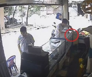 Clip: Trộm ung dung đút túi 2 điện thoại sau 5 lần ra tay trộm đồ