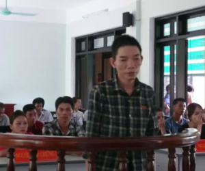 Rút dao giết vợ dã man tại bờ sông