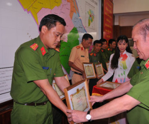 Bộ Công an tặng bằng khen vụ phá chuyên án trộm tiệm vàng ở miền Tây