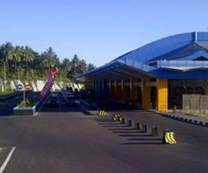 Động đất khiến núi lửa phun, 2 sân bay Indonesia đóng cửa