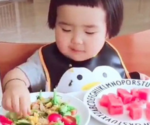 Lợi ích bất ngờ của những em bé được mẹ cho ăn dặm muộn