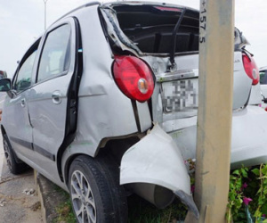 Ôtô 4 chỗ bị xe bồn tông khi dừng đèn đỏ