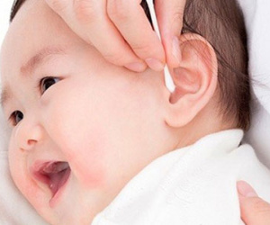 Rất nhiều bà mẹ sẽ không còn dùng bông ngoáy tai trẻ khi biết sự thật này!