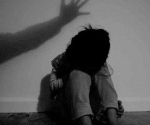 Sách sống và chuyện bé 7 tuổi bị anh họ lạm dụng