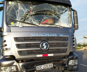 Xe ben tông ôtô khách, hành khách hốt hoảng