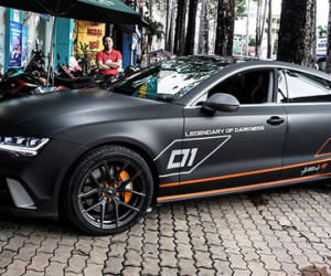 Audi A7 độ kiểu RS7, dán decal xám mờ ở Sài Gòn