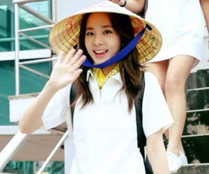 Dara (2NE1) tươi cười chào fan Việt khi "cập bến" sân bay Tân Sơn Nhất