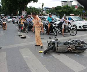 Hà Nội: Xe điên kéo lê cô gái trẻ 15 mét khi đang dừng đèn đỏ