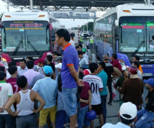 Kẹt xe hàng chục km do người dân chặn quốc lộ 1A