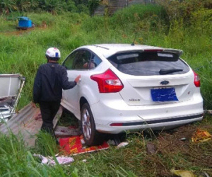Nữ tài xế phi ô tô xuyên qua nhà dân, lao xuống suối