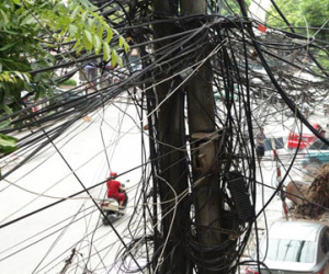 Dây điện chằng chịt "rình rập" quàng vào cổ người Hà Nội