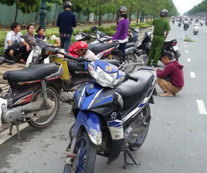 Gần 50 xe máy cán đinh trên đường Mai Chí Thọ ở Sài Gòn