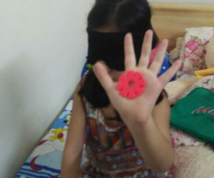 Lạ kỳ bé gái bịt kín mắt vẫn đọc truyện vanh vách, phân biệt đủ màu