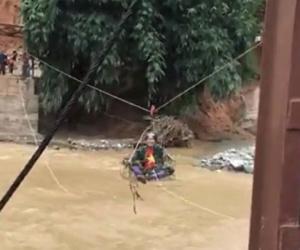 Lào Cai: Cận cảnh mạo hiểm đu dây vào cứu trợ đồng bào bị cô lập