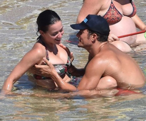 Orlando Bloom âu yếm Katy Perry giữa biển