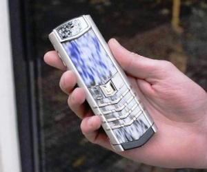 Đi dạo phố bị cướp giật mất điện thoại Vertu 600 triệu