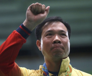 Hoàng Xuân Vinh rớm nước mắt khi giành HC vàng Olympic