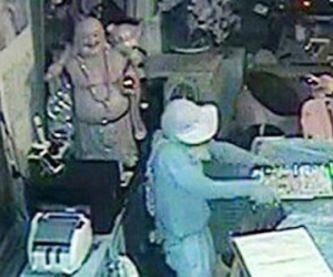 Trinh sát ngâm mình dưới sông bắt "siêu trộm" tiệm vàng