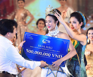Jennifer Phạm được khen vì cài lại vương miện cho Tân hoa hậu