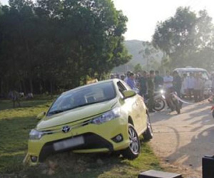 Tranh giành khách, một tài xế taxi bị chém gục giữa đường