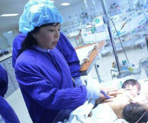 Bố mẹ cặp song sinh dính liền muốn mang gà cảm ơn Bộ trưởng Y tế