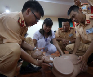 Cảnh sát giao thông Hà Nội học đỡ đẻ rơi trên đường