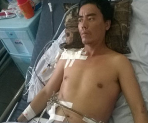 Cắt cốt thép, một thợ hàn rơi từ độ cao 3 mét xuống đất bị khối bê tông đè bẹp