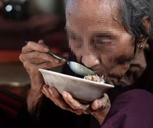 Để mẹ già ở nhà với vợ, người con trai đã nhận cái kết đau đớn