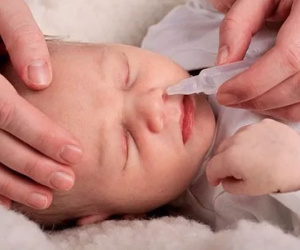 Mẹ Việt tự xịt rửa mũi cho con: Dừng ngay vì hậu quả quá khủng khiếp!