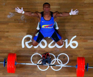 Nhà vô địch Olympic khóc nức nở, cởi giầy giải nghệ