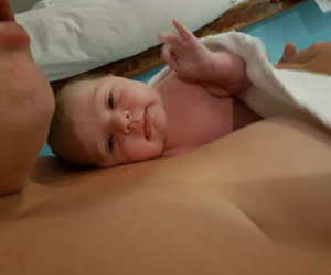 Bé sơ sinh chào đời giơ tay “OK” khiến triệu người thốt lên “yêu ơi là yêu”