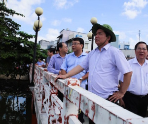 Bí thư Thăng thị sát "xóm nước đen"
