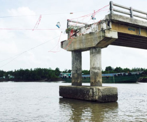 Cầu 4 tỷ ở Cà Mau chưa nghiệm thu đã sập do gãy cọc mố