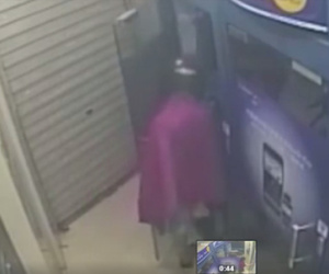 Cô gái trẻ hồn vía lên mây khi bị cướp xồ vào uy hiếp tại cây ATM