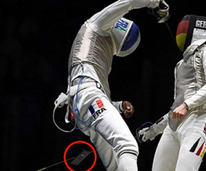 Kiếm thủ Pháp rơi điện thoại khi đang thi đấu tại Olympic