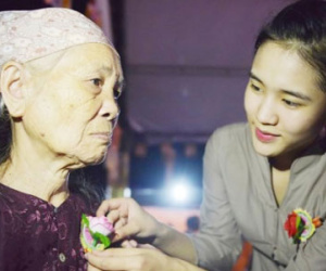 Lý do Vu Lan lại cài áo những bông hồng màu đỏ và trắng?