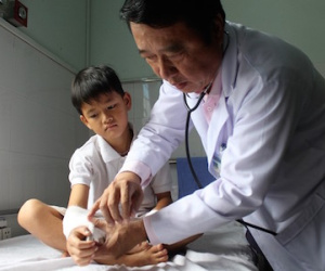 Rắn lục đuôi đỏ xuất hiện cắn người ở miền Tây