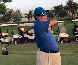 Thủ tướng Campuchia than "bụng phệ làm khó chơi golf"