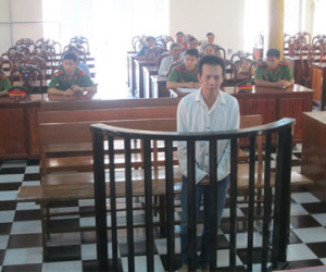 Tưới xăng đốt nhà người tình, lãnh 9 năm tù