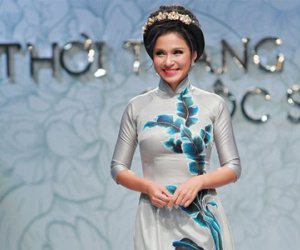 Việt Trinh làm vedette trên sàn thời trang