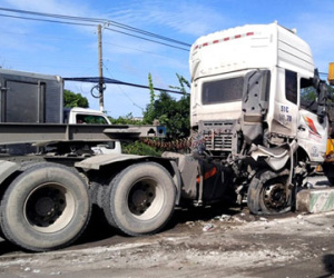 Xe container lao vào nhà dân, người phụ nữ thoát chết