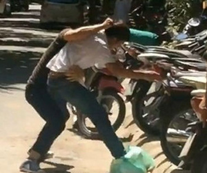 Bất bình con đánh nhau, bố không can ngăn còn lao vào đánh bạn con