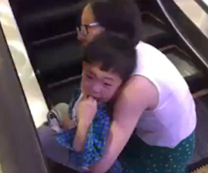 Bé trai la hét khi chân bị mắc kẹt vào thang cuốn