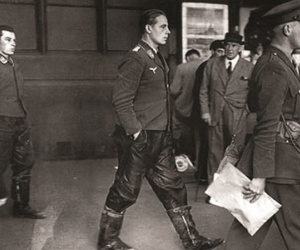 Bức ảnh kỳ lạ: Phi công phát xít Đức bình thản đi giữa London năm 1940