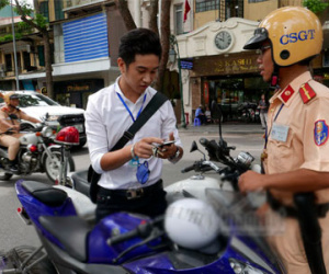 Cảnh sát giao thông "săn" game thủ bắt Pokemon