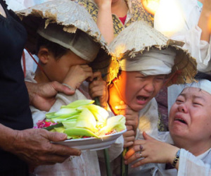 Con thơ ngơ ngác tiễn người mẹ chết bất thường ở bệnh viện