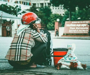 Mẹ tay xách nách mang quà quê lên phố thăm con gây xúc động dân mạng