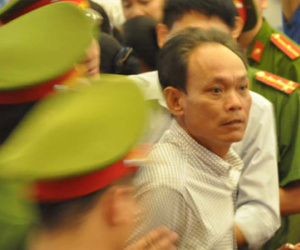 Náo loạn tại phiên xin lỗi công khai cụ ông chịu án oan 43 năm